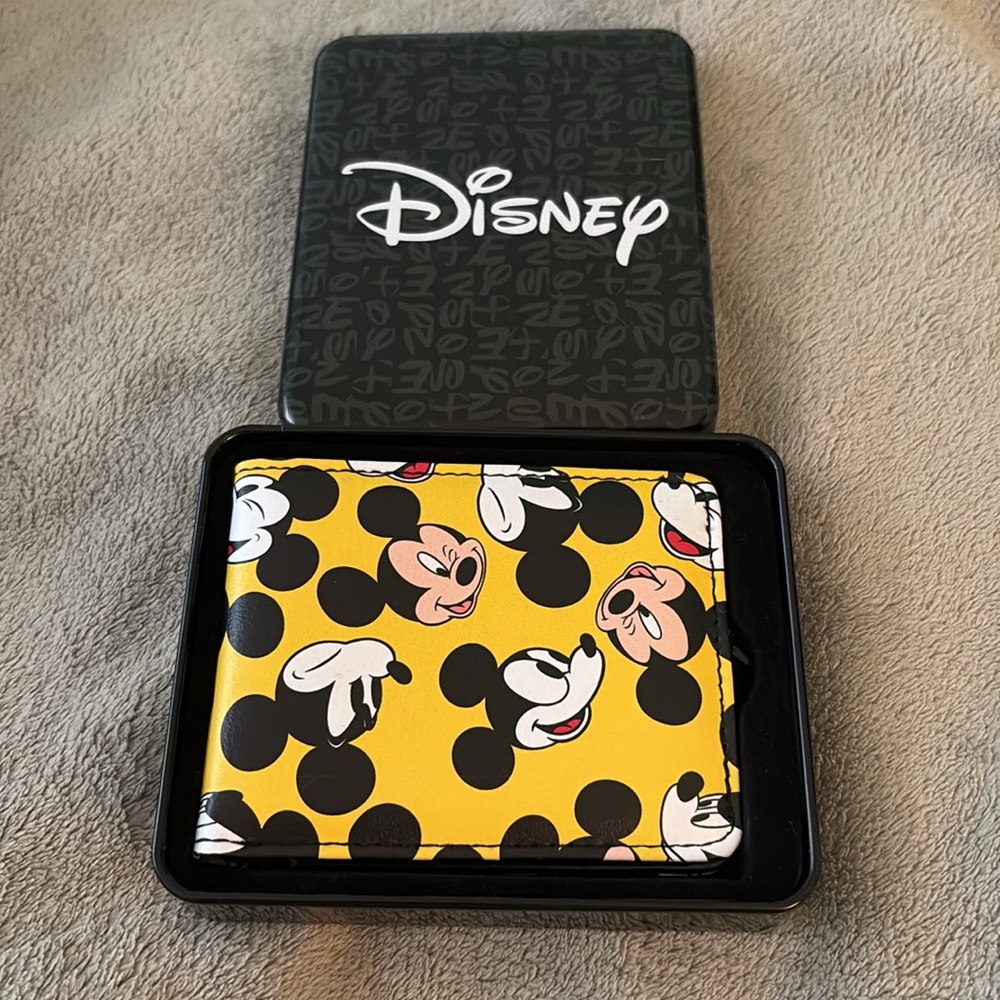 Disney wallet in collectible tin box - Picture 1 of 6